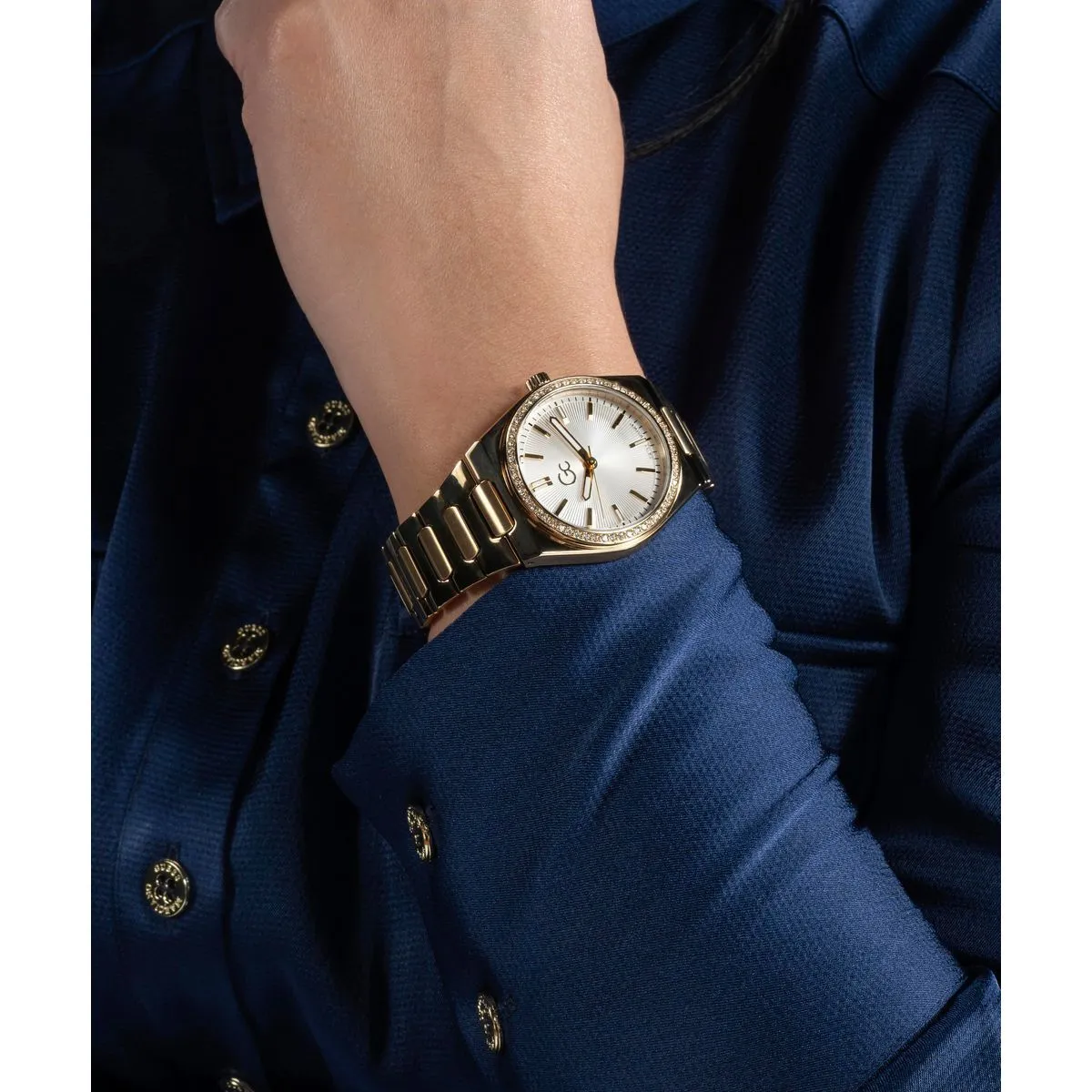 Elegante goldfarbene Uhr mit Kristallakzenten