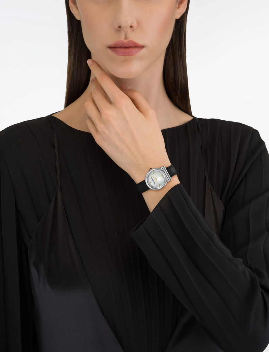 Elegante silberfarbene Uhr mit schwarzem Lederarmband