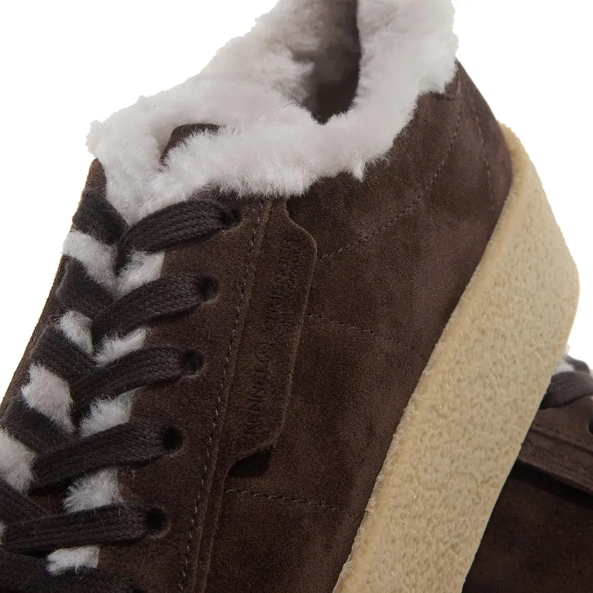 Schokoladenbraune Wildleder-Plateau-Sneakers mit Shearling-Besatz