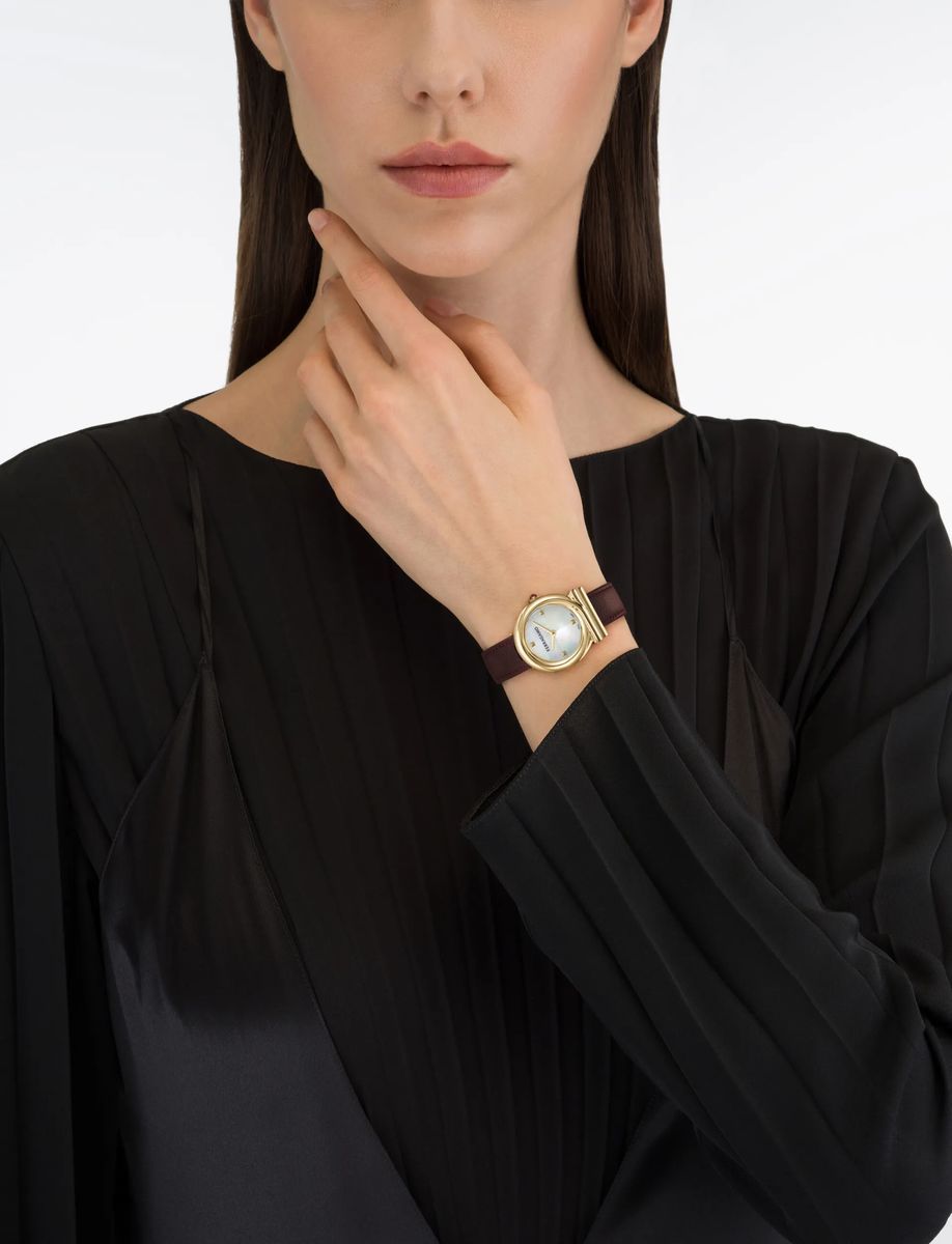 Elegante goldfarbene Uhr mit bordeauxfarbenem Armband