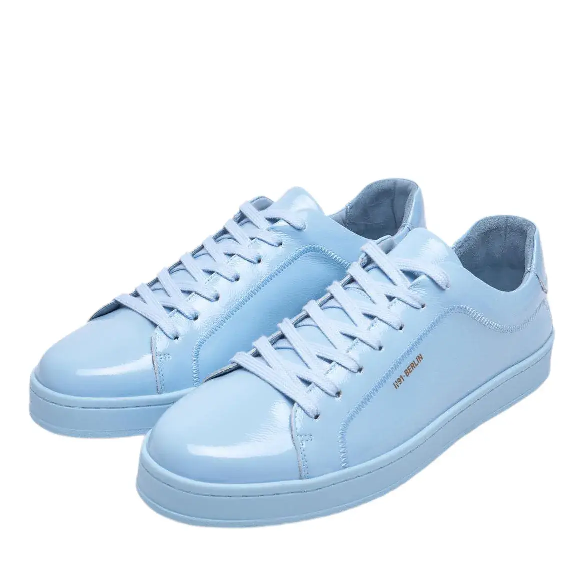 Hellblaue Lackleder-Sneakers