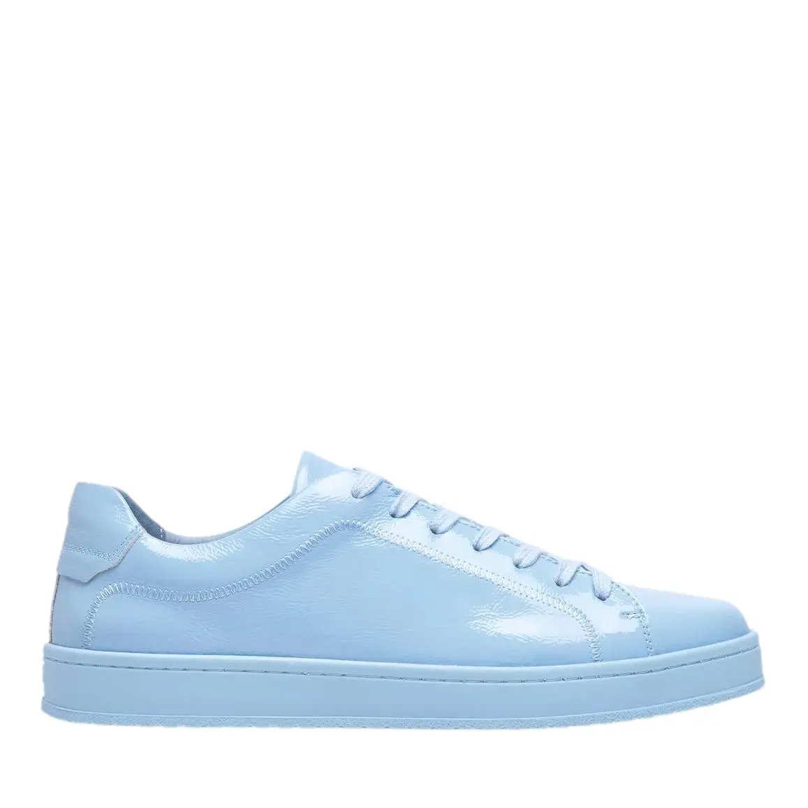 Hellblaue Lackleder-Sneakers