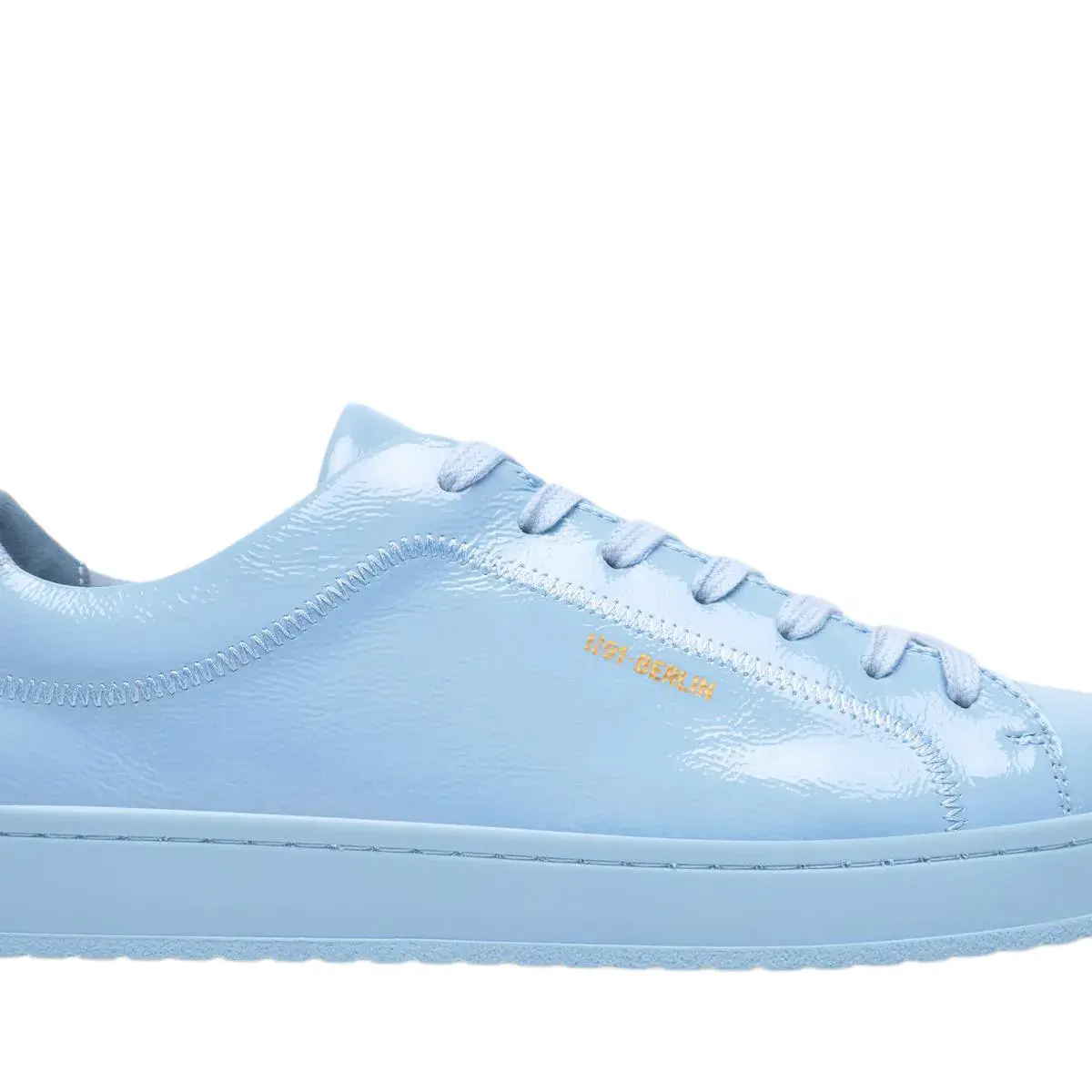 Hellblaue Lackleder-Sneakers