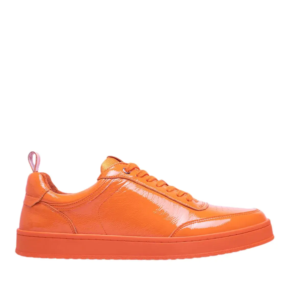 Orangefarbene Lackleder-Sneakers