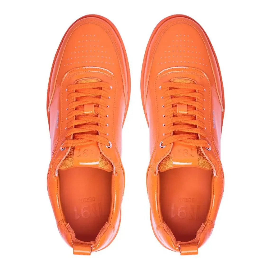 Orangefarbene Lackleder-Sneakers