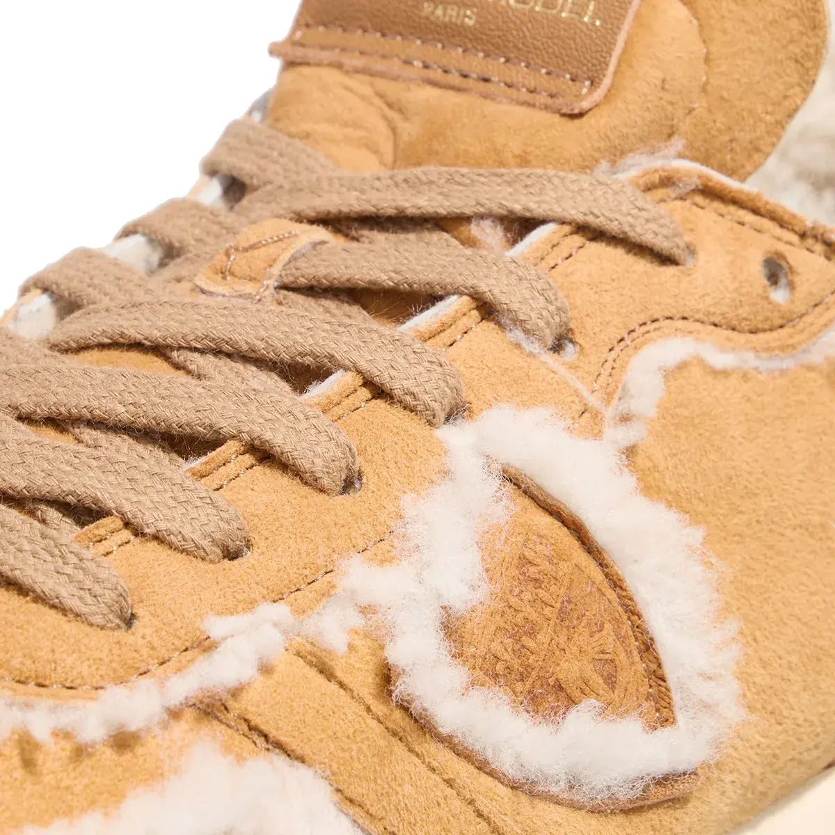 Wildleder-Sneaker mit niedrigem Schaft und Shearling-Besatz