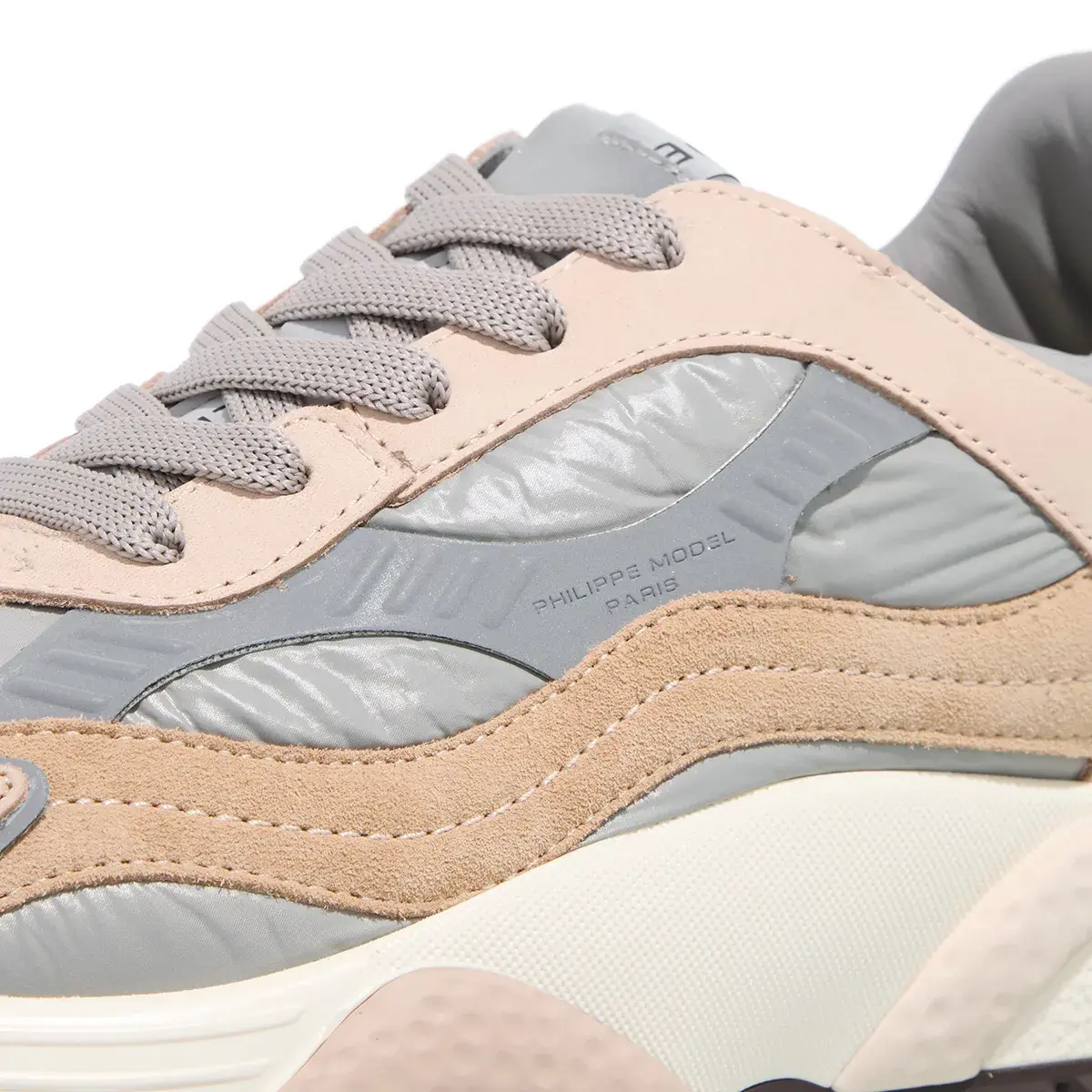Trendiger Sneaker mit Paneelen und klobiger Sohle