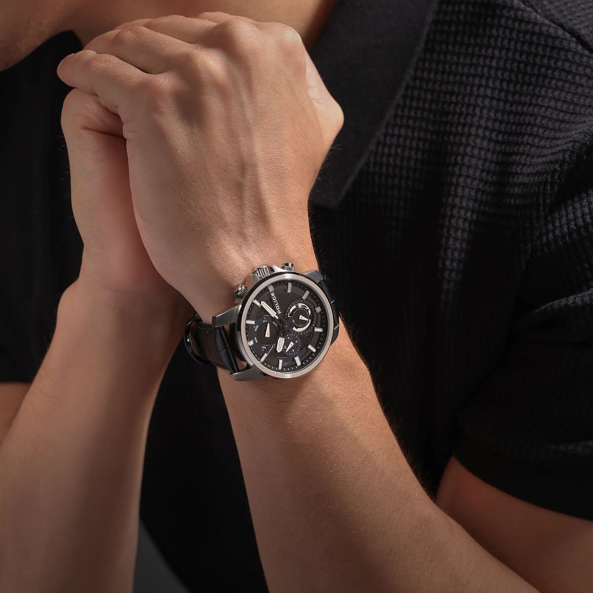 Multifunktionsuhr mit schwarzem Lederarmband