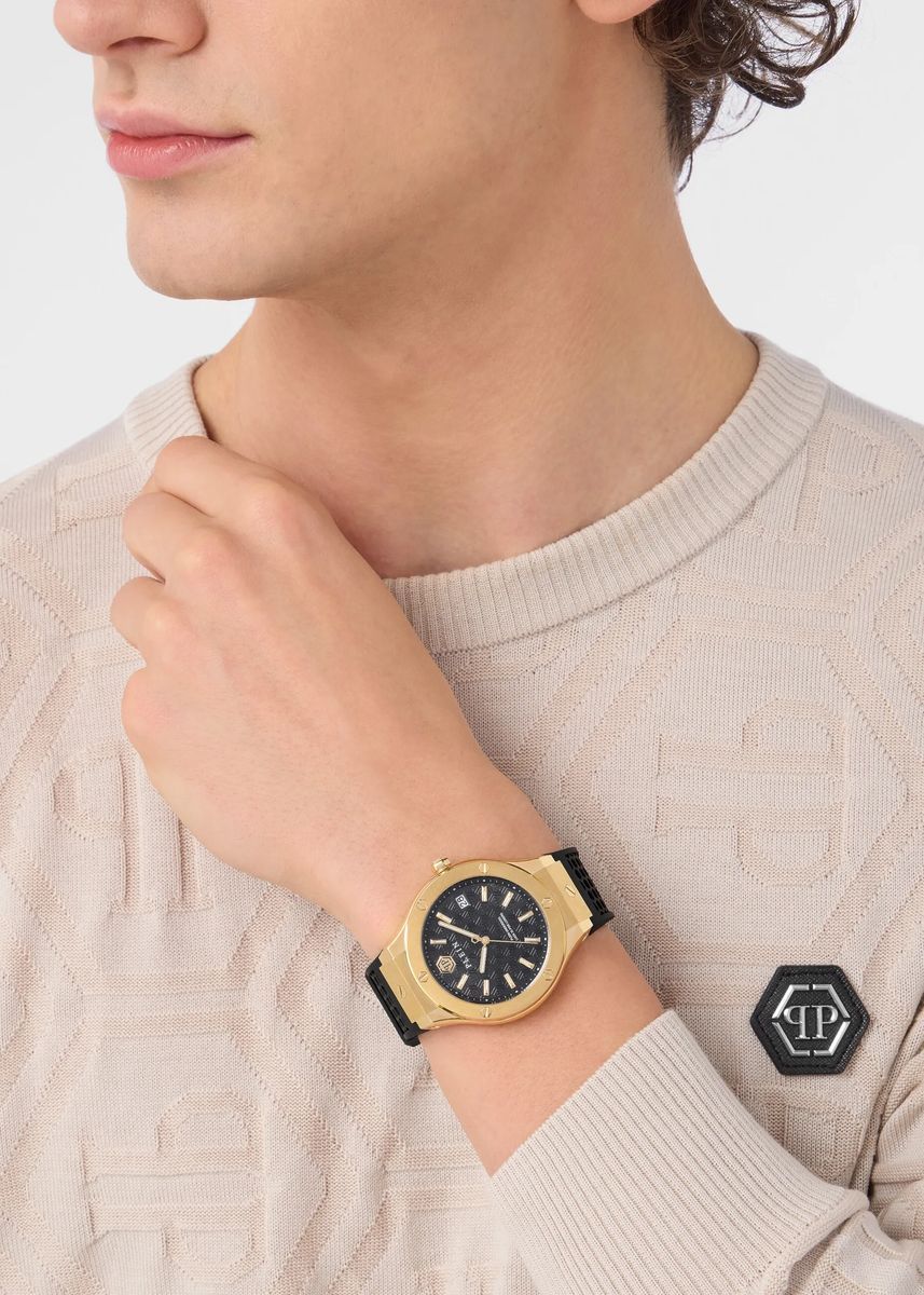 Goldfarbene Uhr mit schwarzem Armband