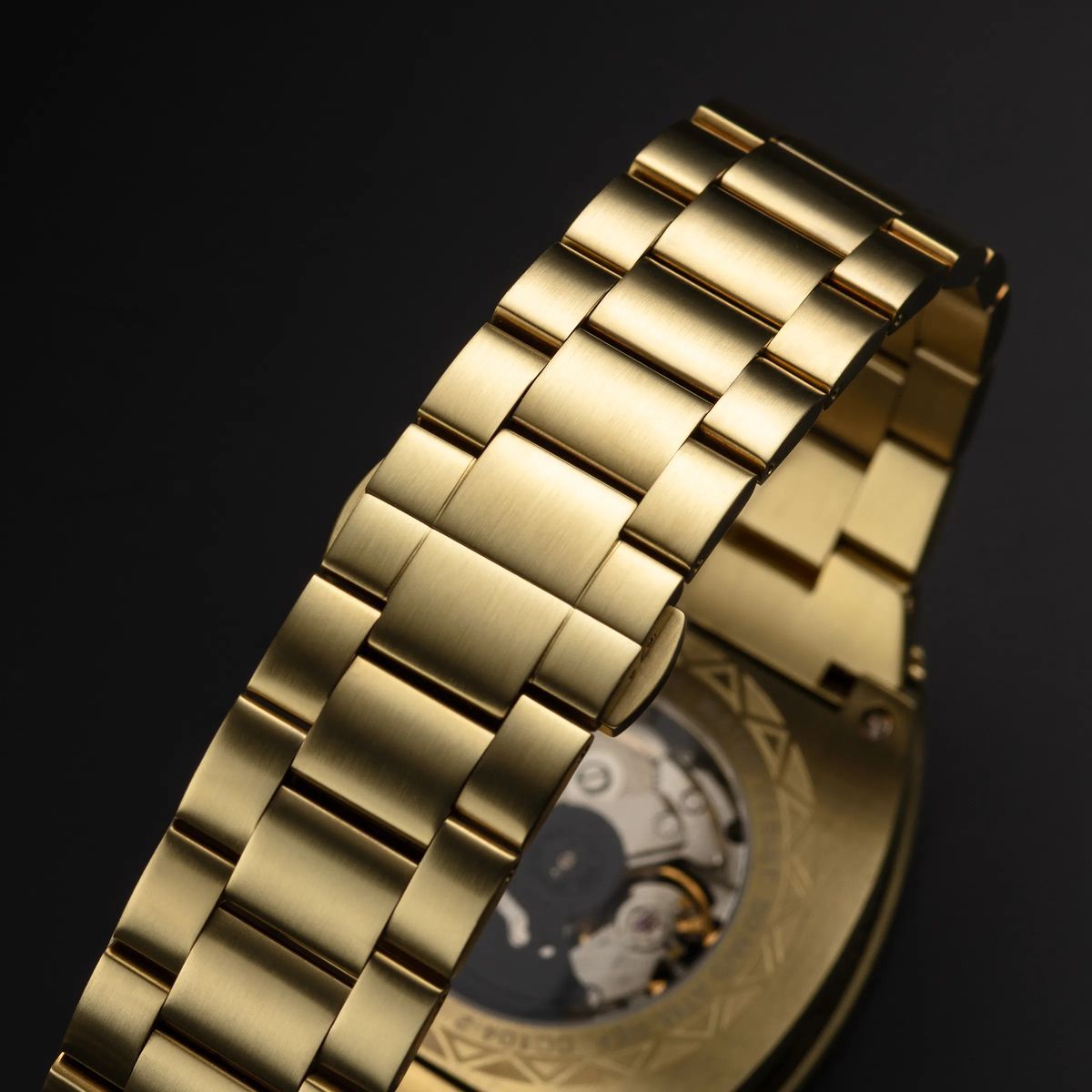 Automatikuhr mit goldenem Skelettzifferblatt