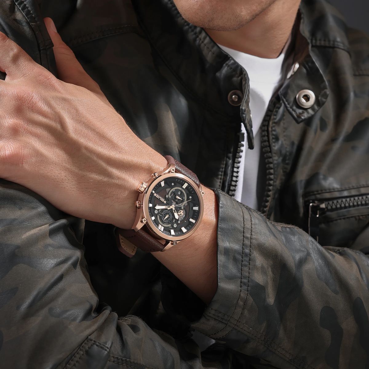 Moderner Chronograph Uhr mit braunem Lederarmband