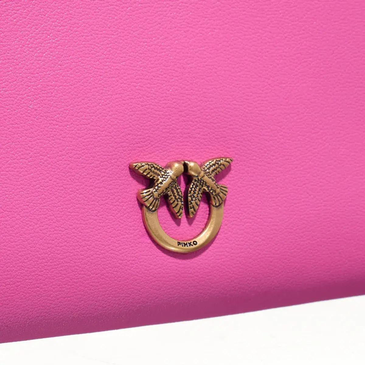Leuchtend pinke Leder-Umhängetasche