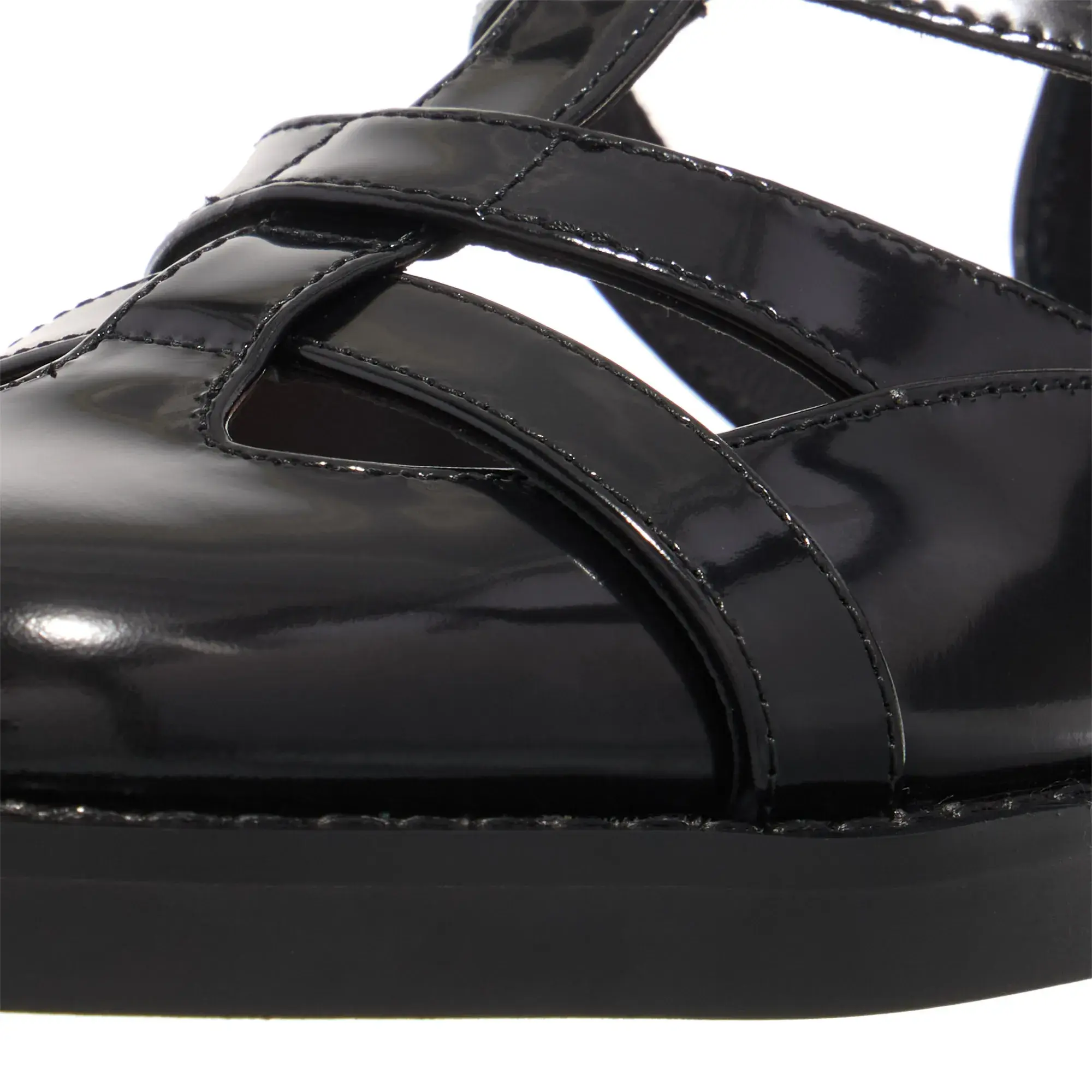 Schwarze Sandale mit Knöchelriemen aus Lackleder