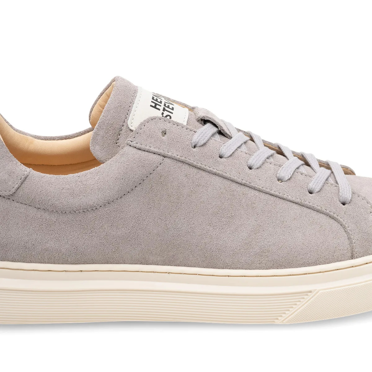 Grauer Wildleder Low-Top Court Sneaker