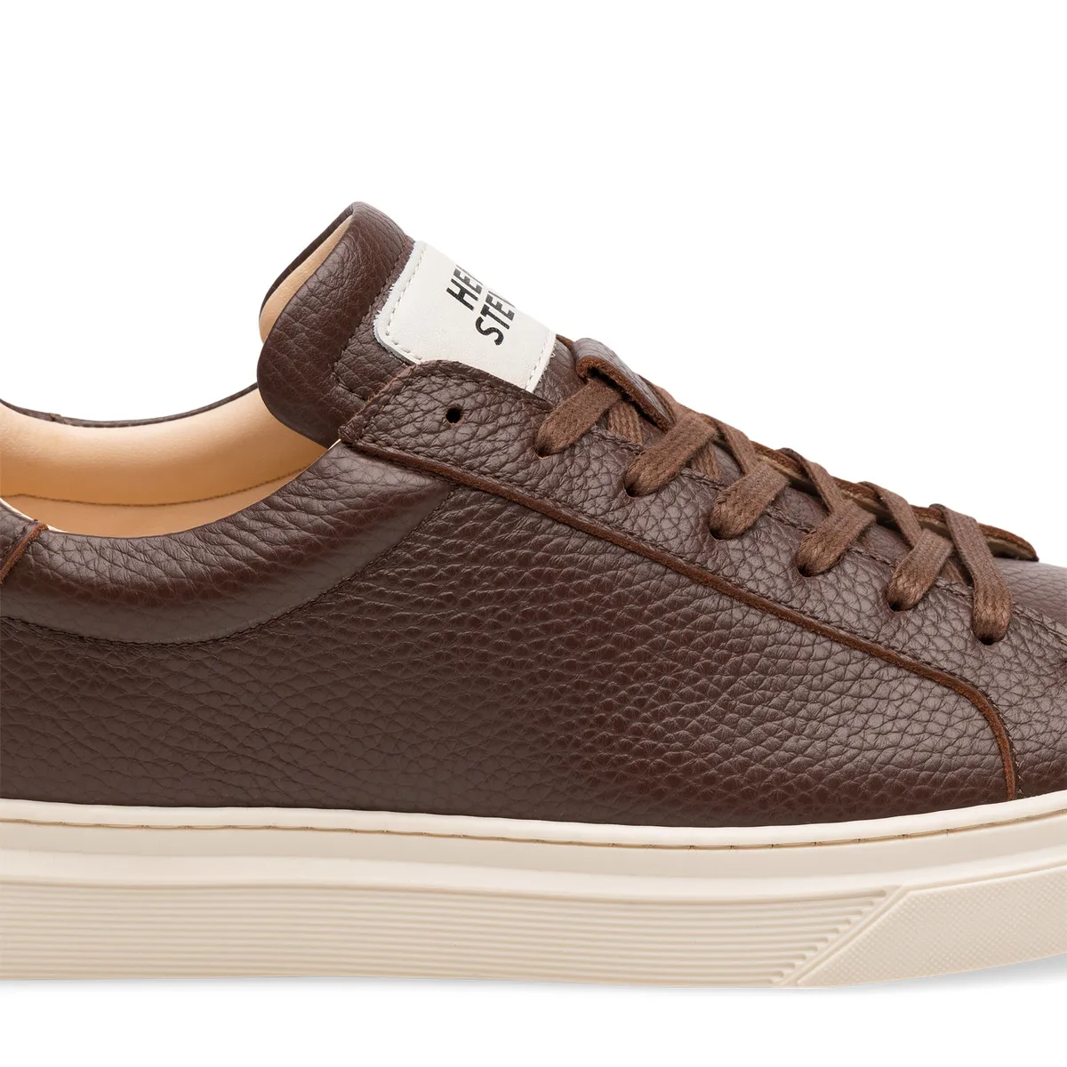 Klassischer brauner Low-Top-Sneaker aus Leder