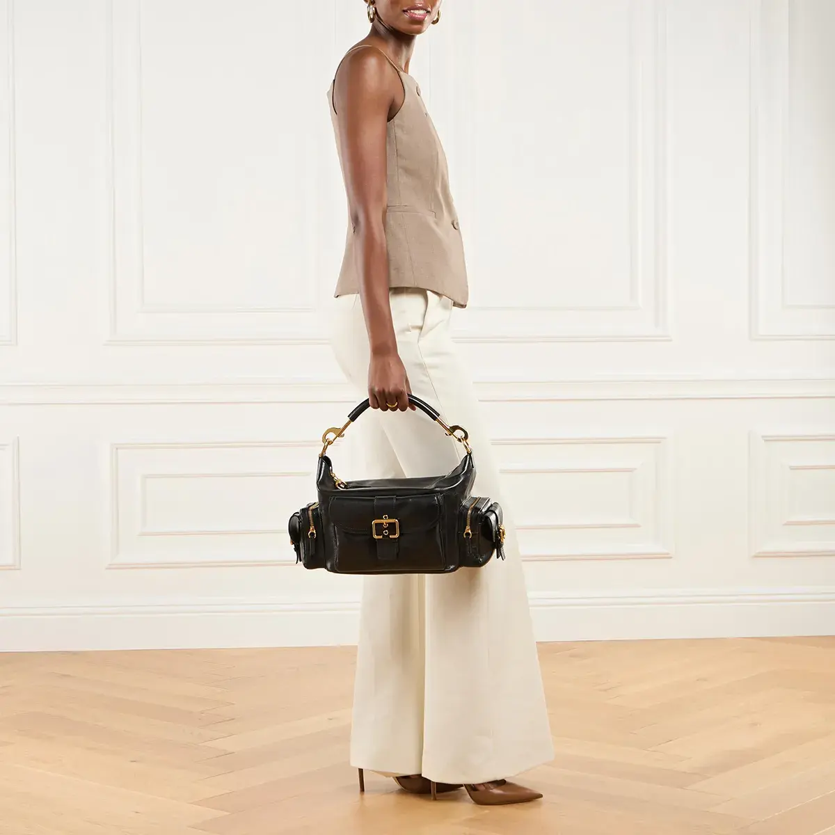 Schwarze Ledertasche mit Taschen