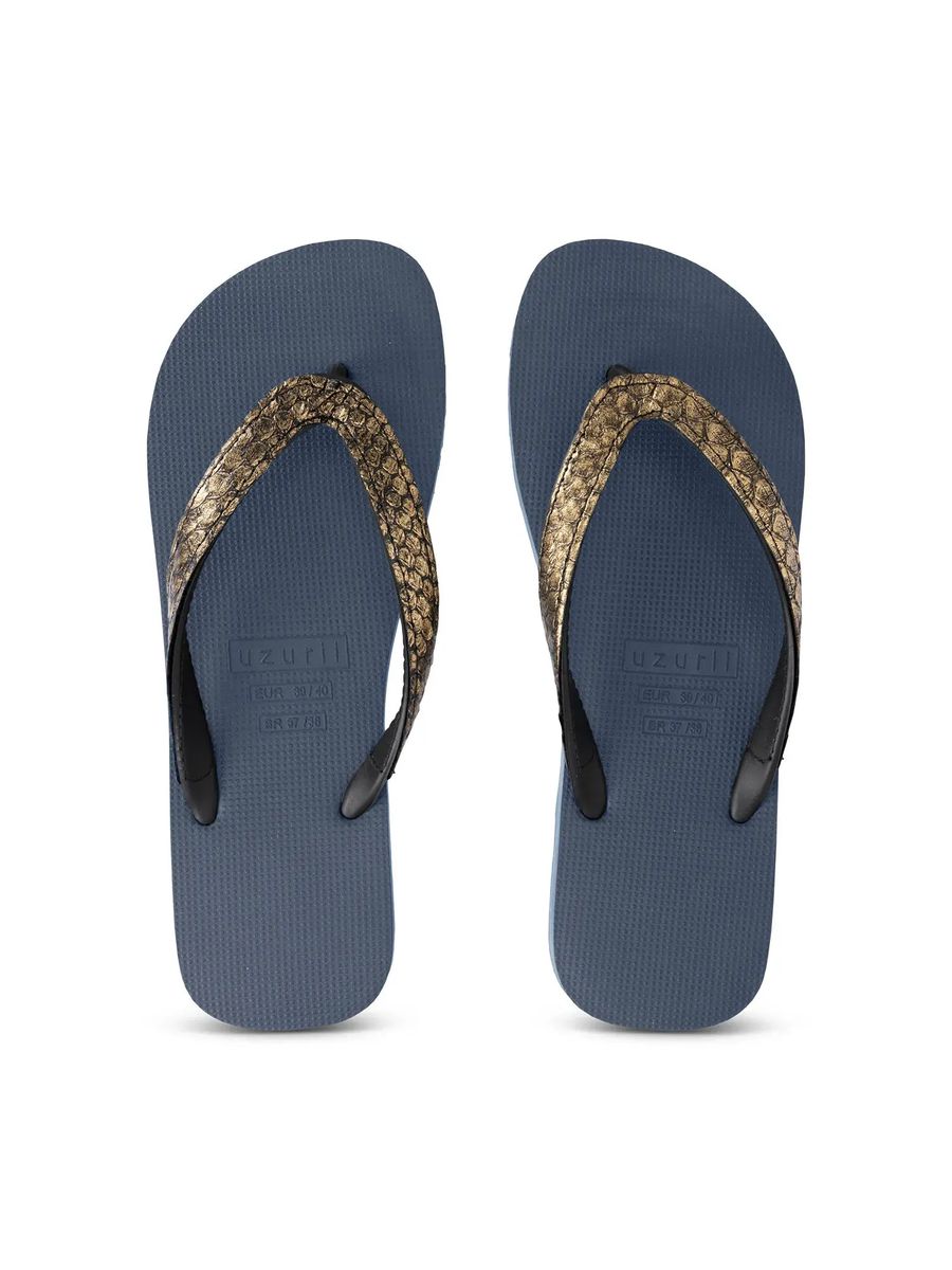 Blaue Flip-Flops mit bronzefarbenem Python-Riemen