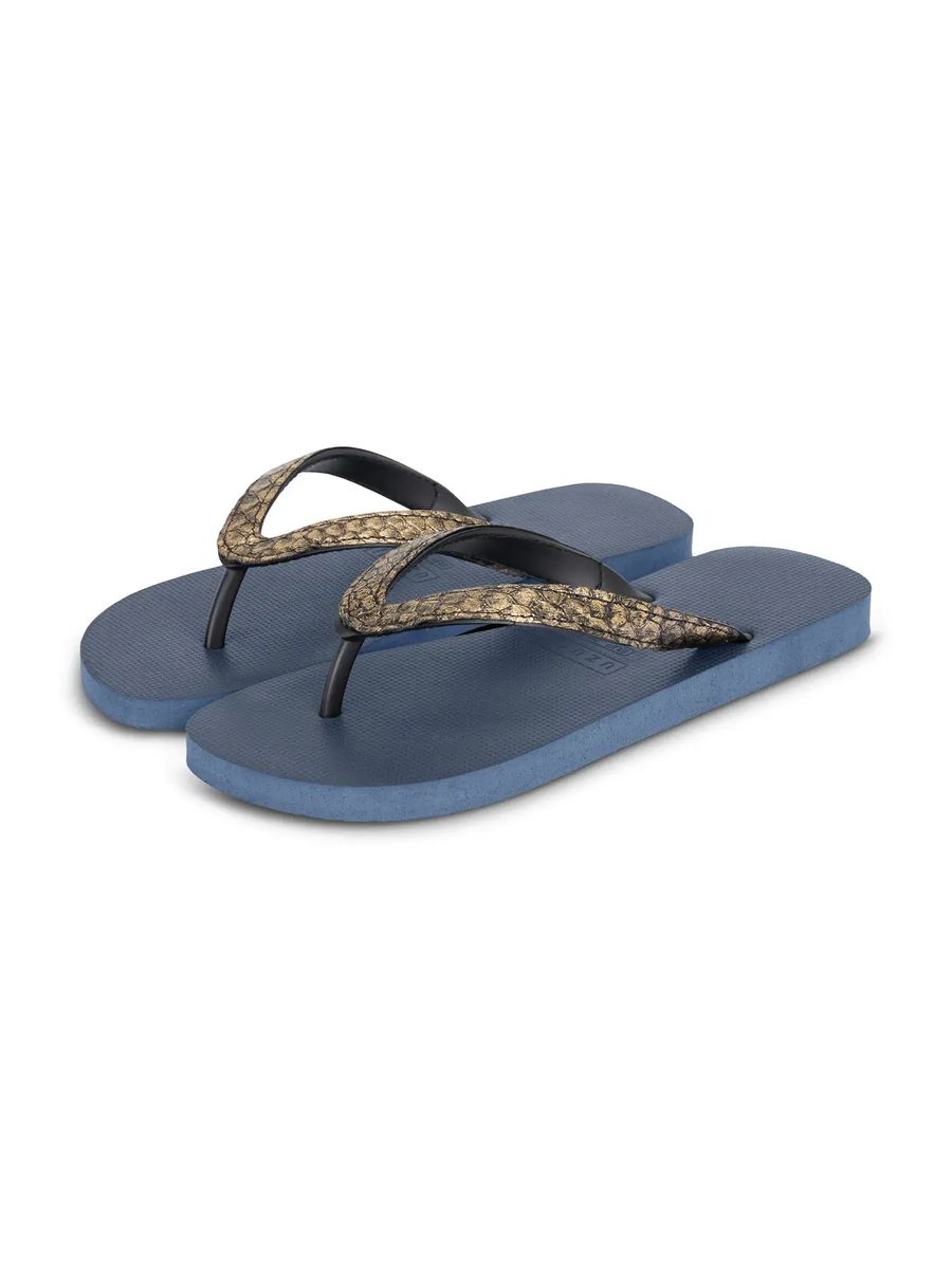 Blaue Flip-Flops mit bronzefarbenem Python-Riemen