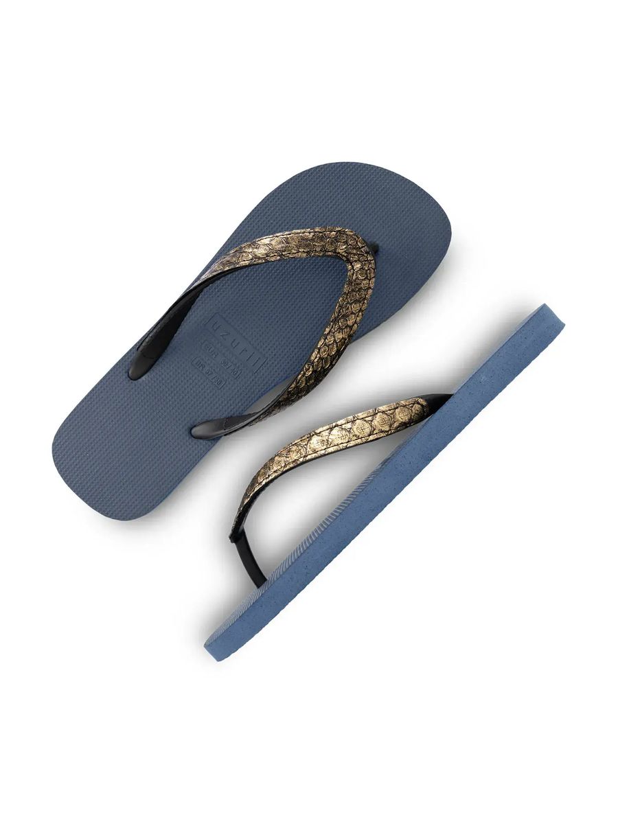 Blaue Flip-Flops mit bronzefarbenem Python-Riemen