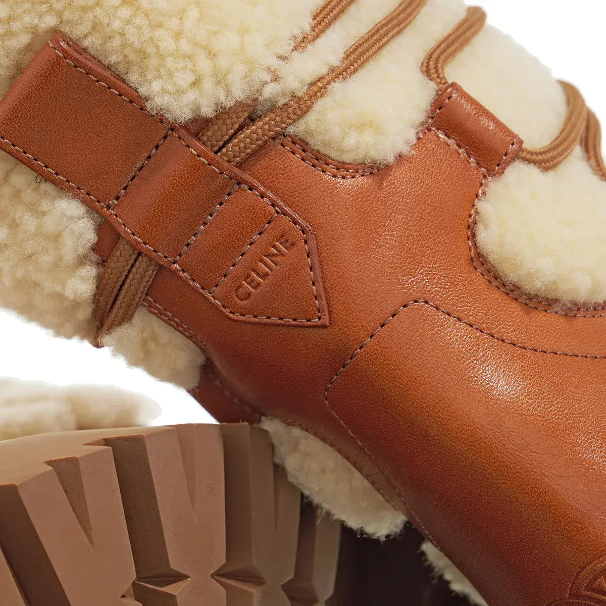 Winterstiefel mit Schnürung und Shearling