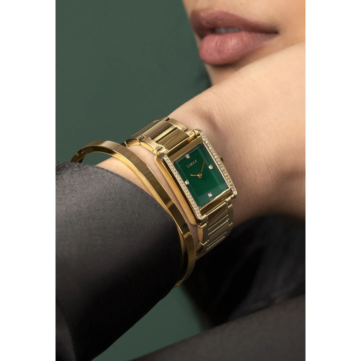 Elegante goldfarbene Uhr mit grünem Zifferblatt