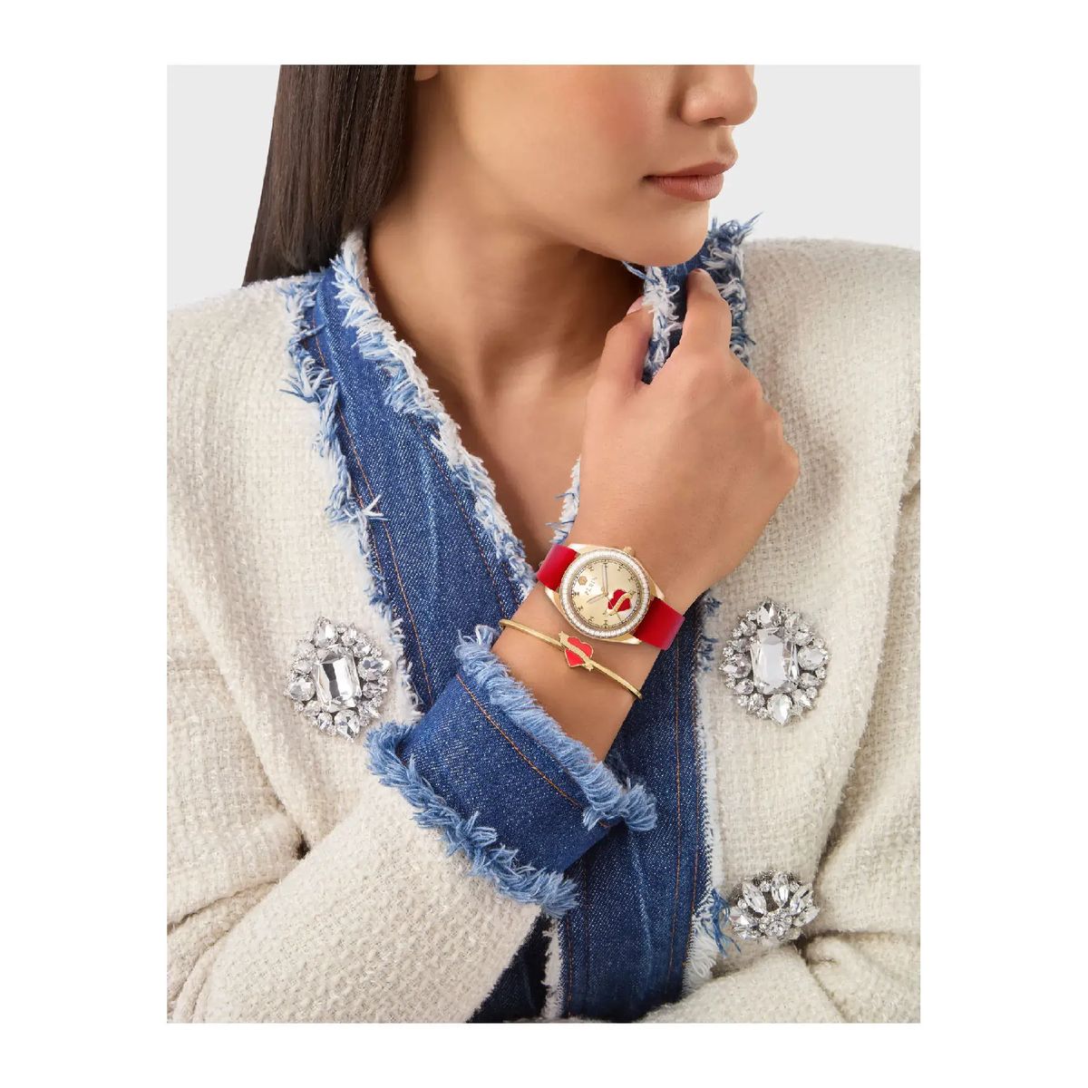 Goldfarbene Uhr mit rotem Lederarmband