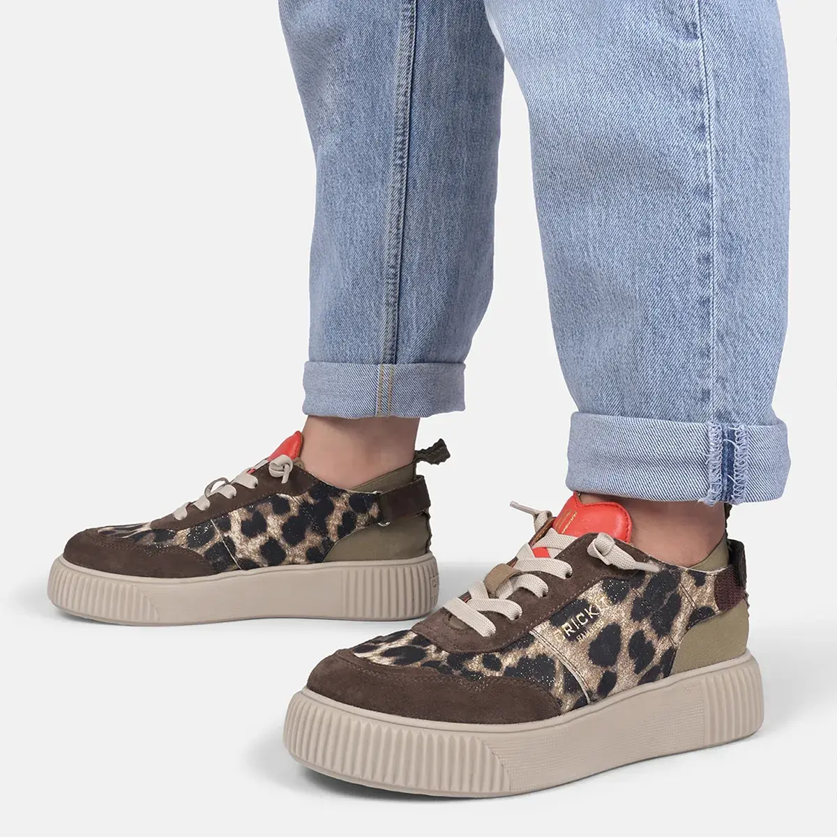 Low-Top Plateau Sneaker mit Leopardenmuster