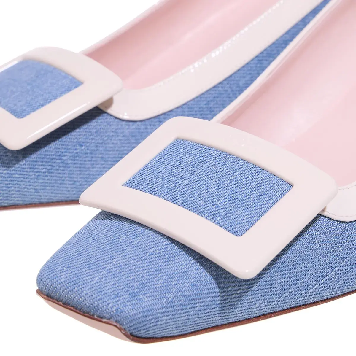 Pumps mit Blockabsatz und spitzer Zehenpartie aus Denim