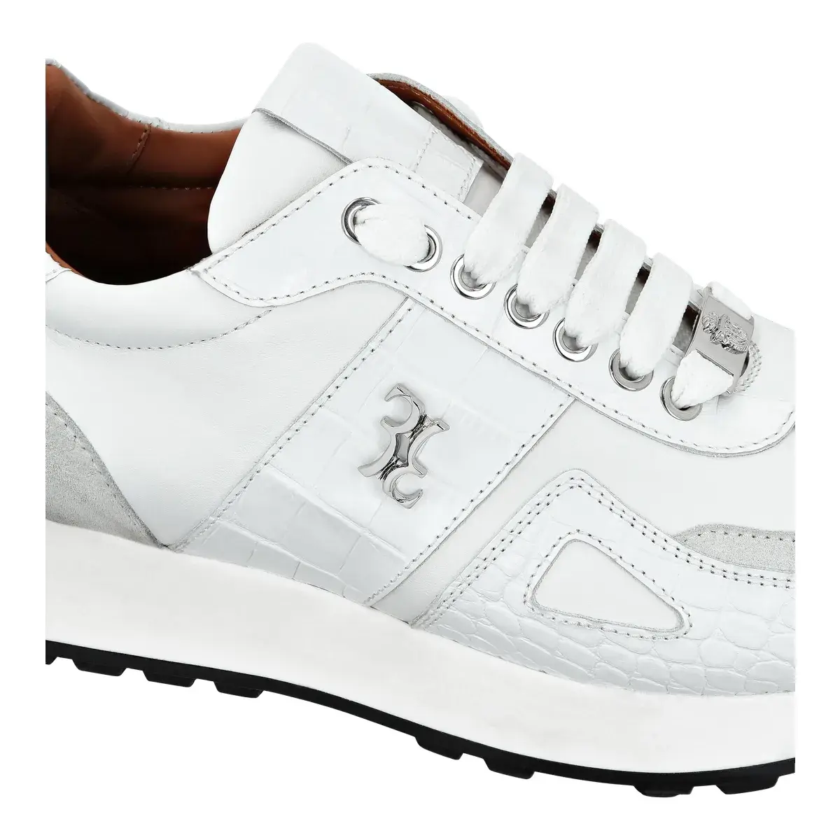 Moderner, geprägter weißer Leder-Sneaker