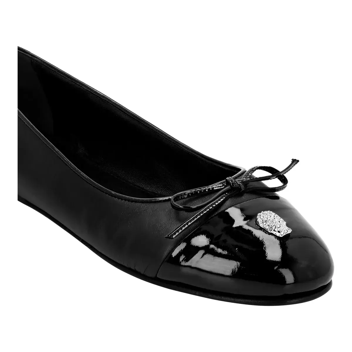 Elegante Ballerinas aus Lackleder mit Totenkopf