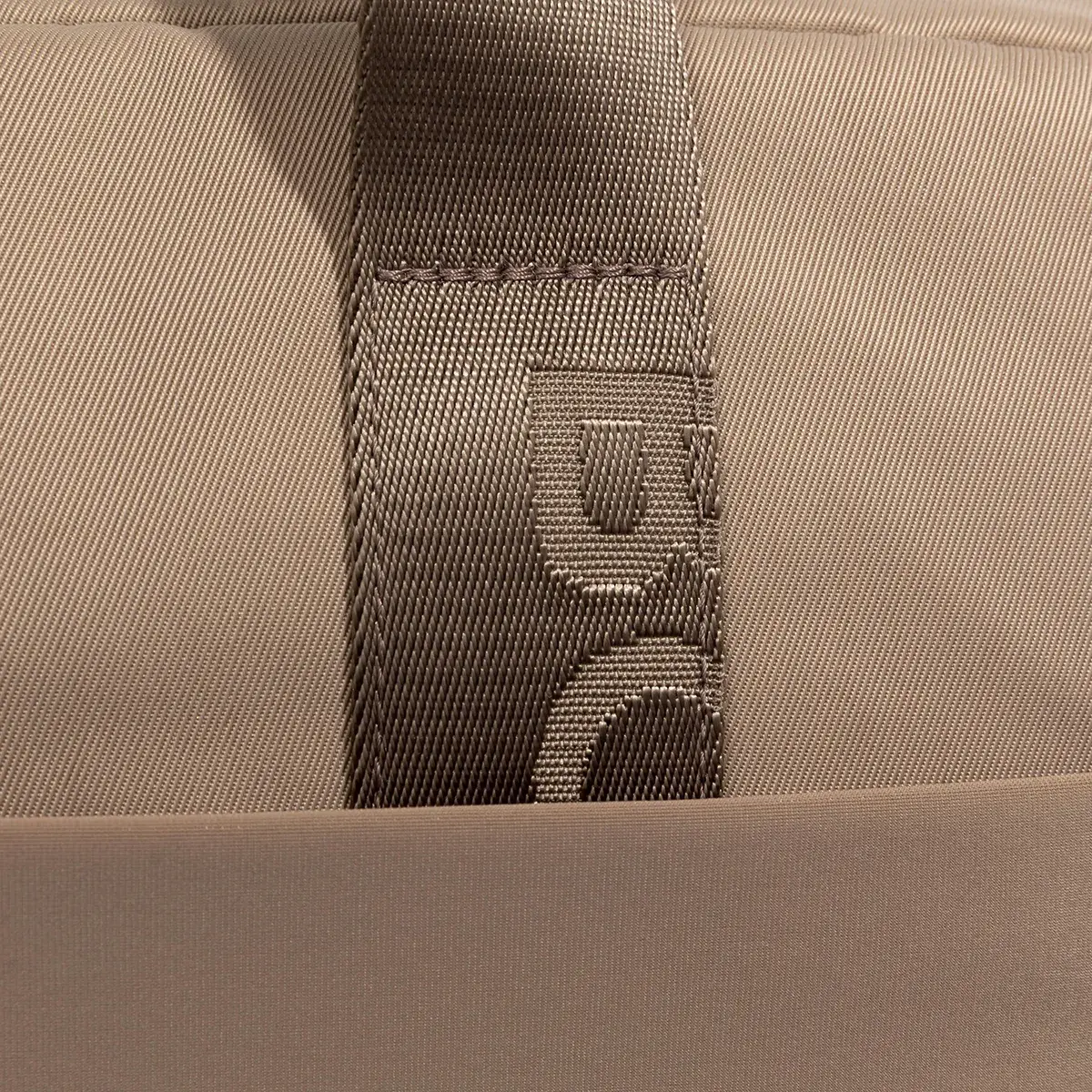 Minimalistische Laptoptasche mit Logo-Detail
