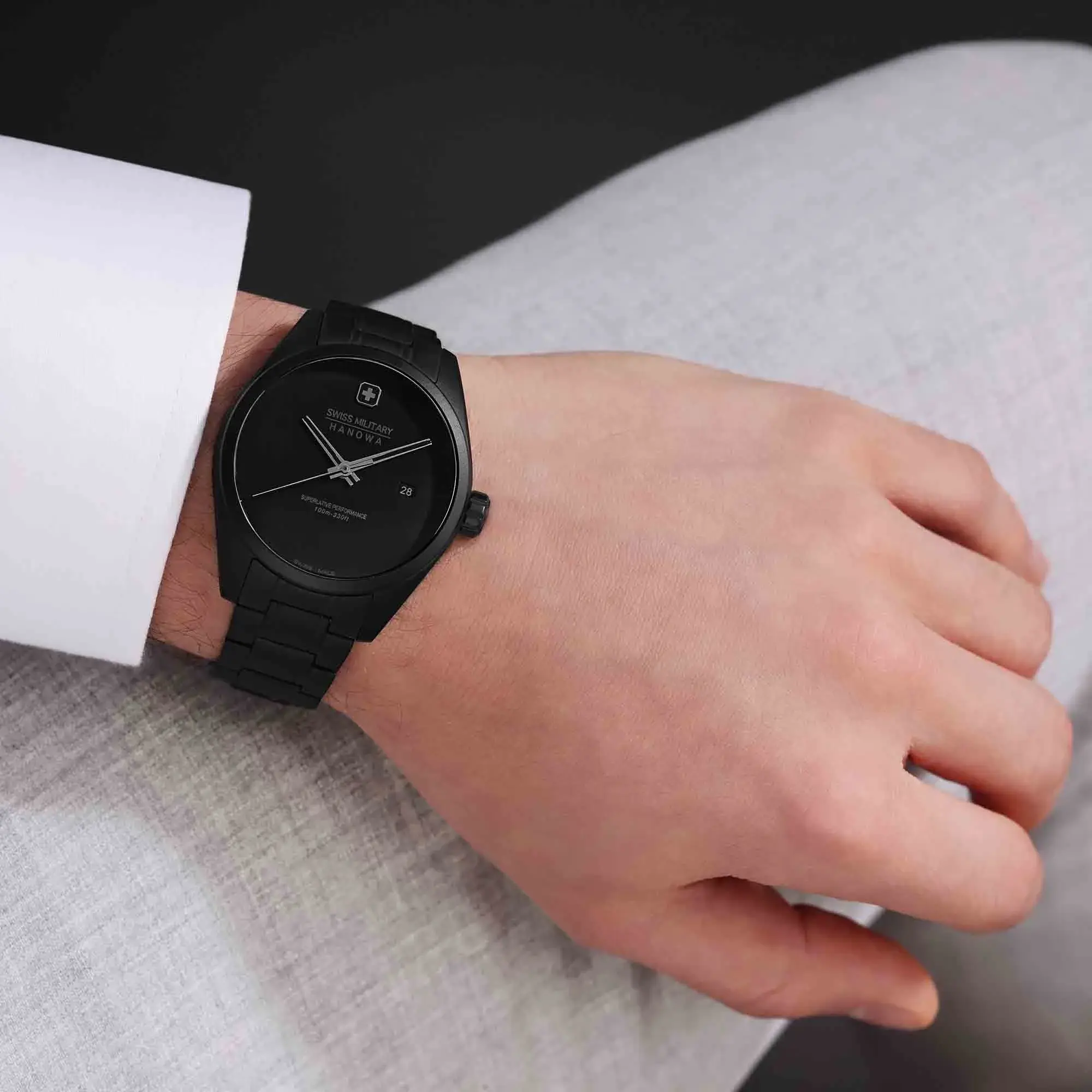 Elegante Schweizer Militäruhr in Schwarz