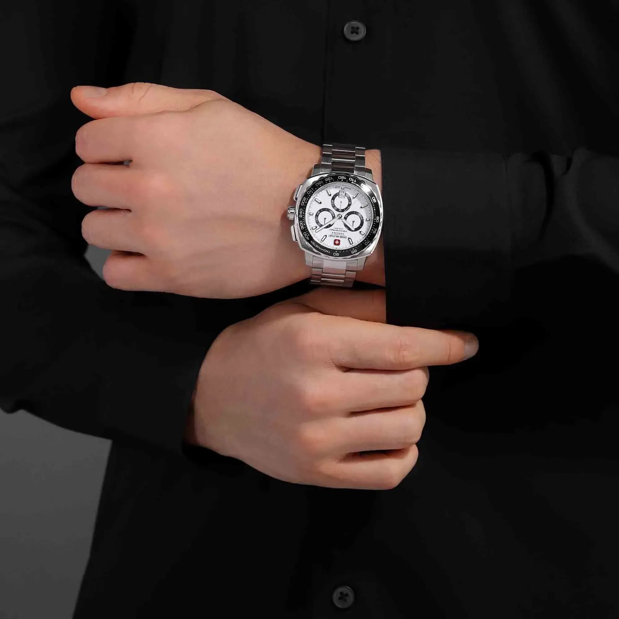 Silberne Chronograph Uhr im Militärstil