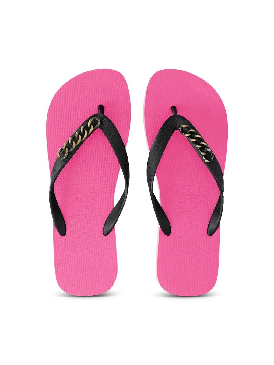 Pinke Flip-Flops mit Kettendetail