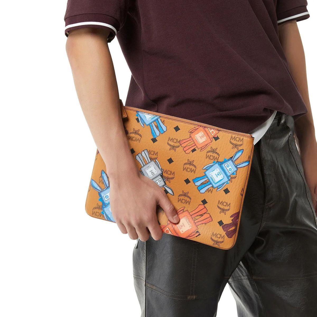 Flache Tasche mit Grafikmuster