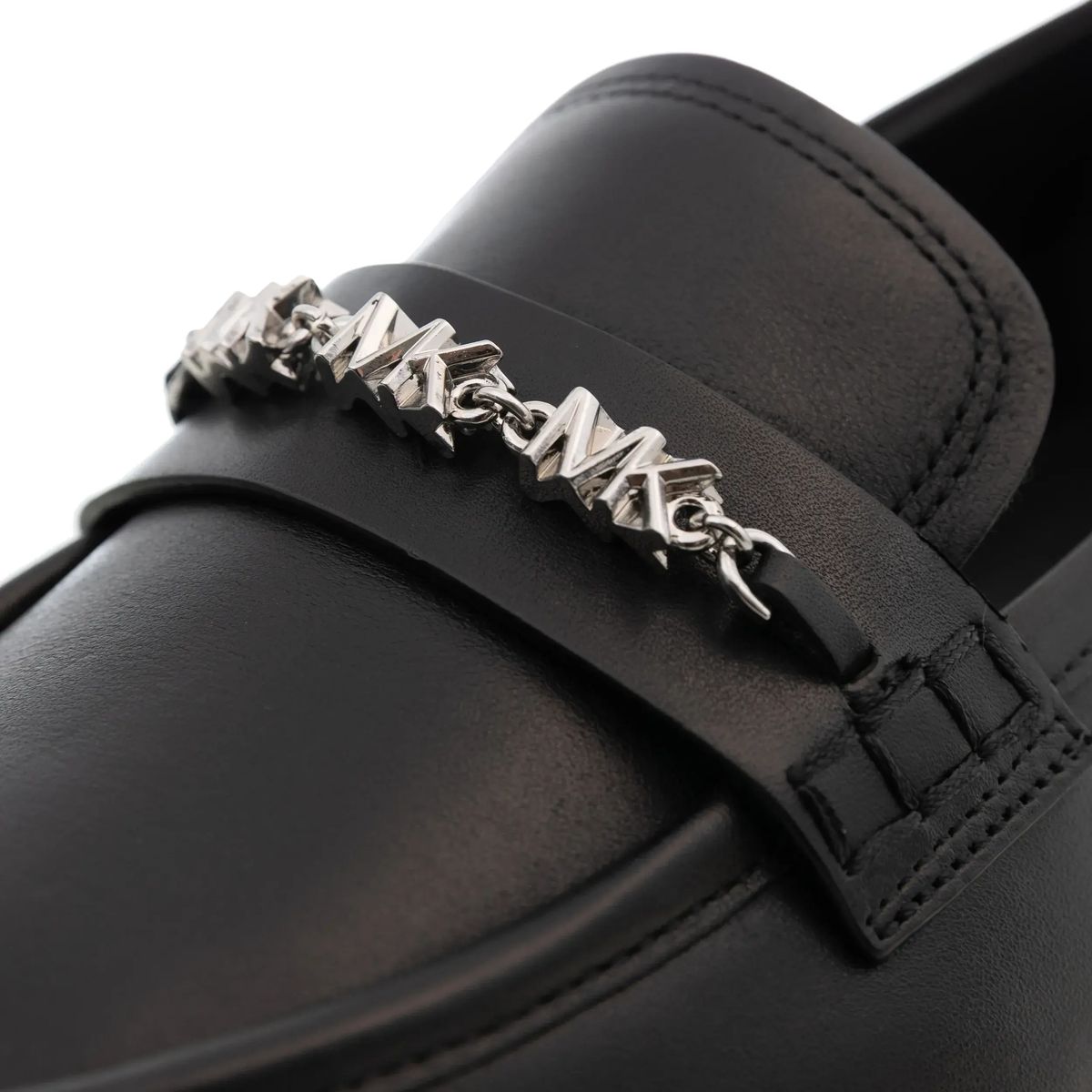 Klassische Lederloafer mit Kettendetail