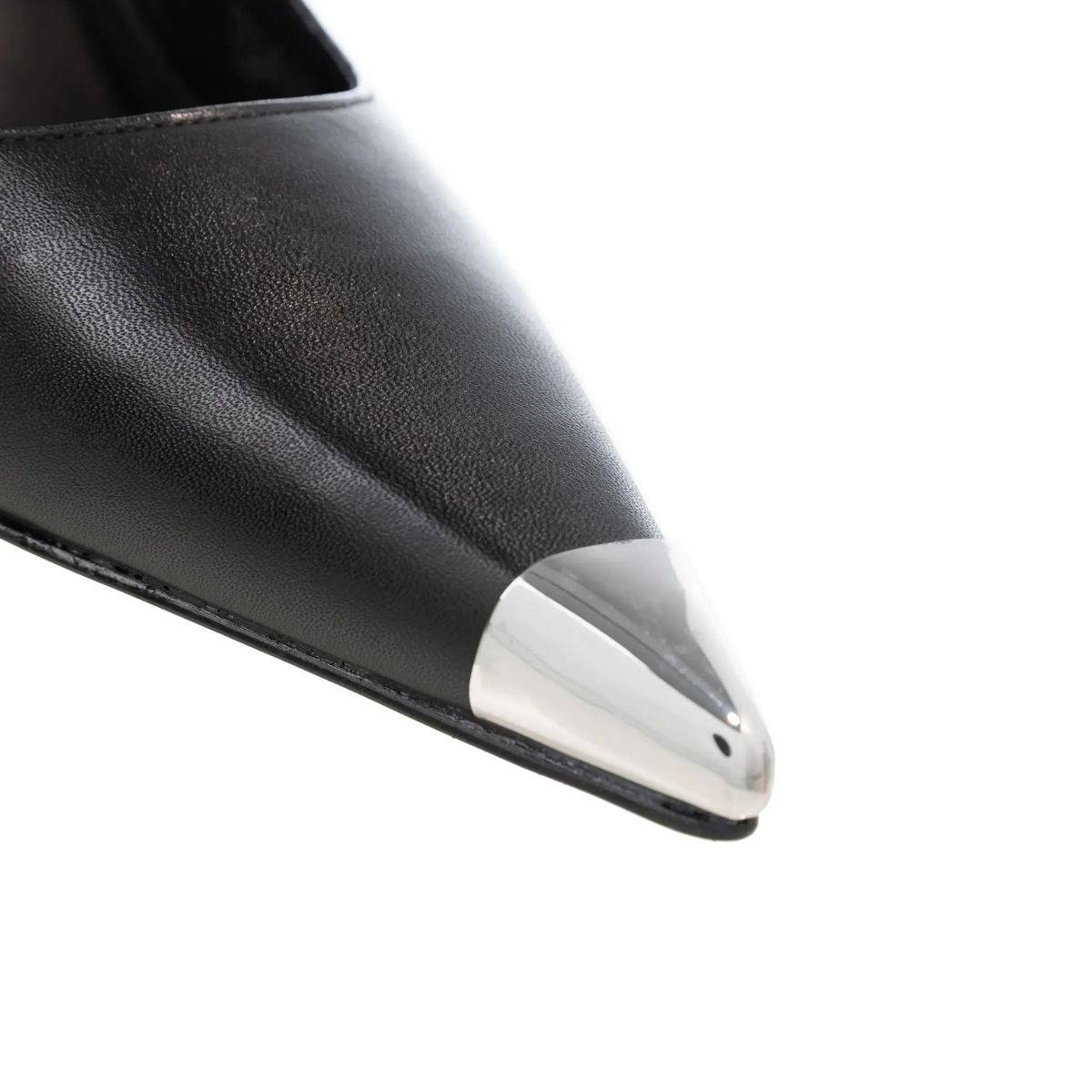 Spitzlederpumps mit Kappe