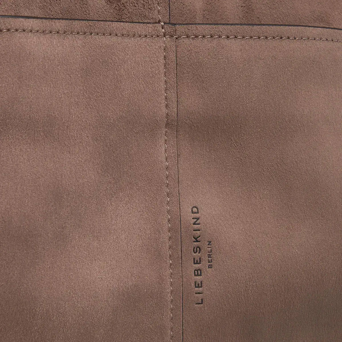 Strukturierte Wildleder-Vegan-Tasche mit Paneelen