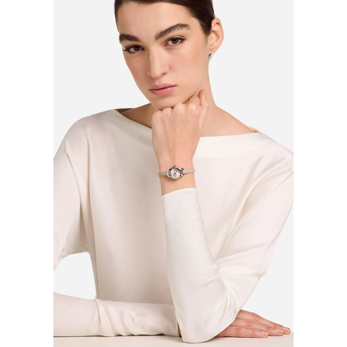 Elegante silberfarbene Damenuhr