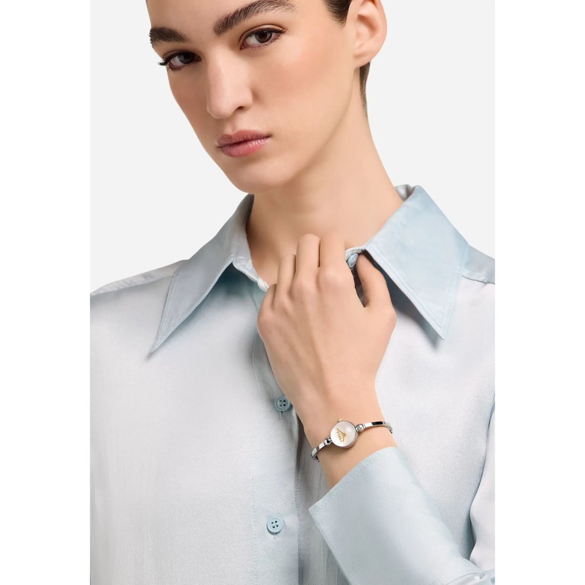 Elegante silberfarbene Armbanduhr mit Perlmuttzifferblatt