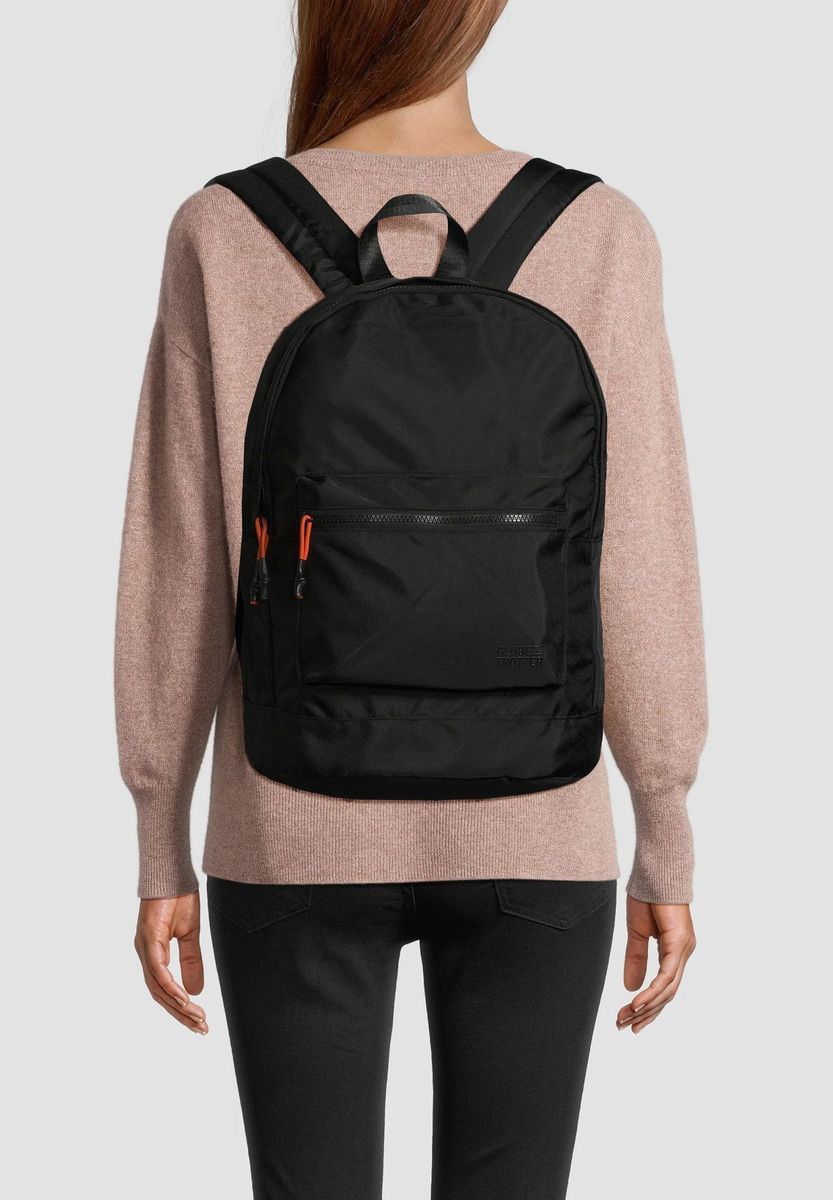 Klassischer schwarzer Alltagsrucksack