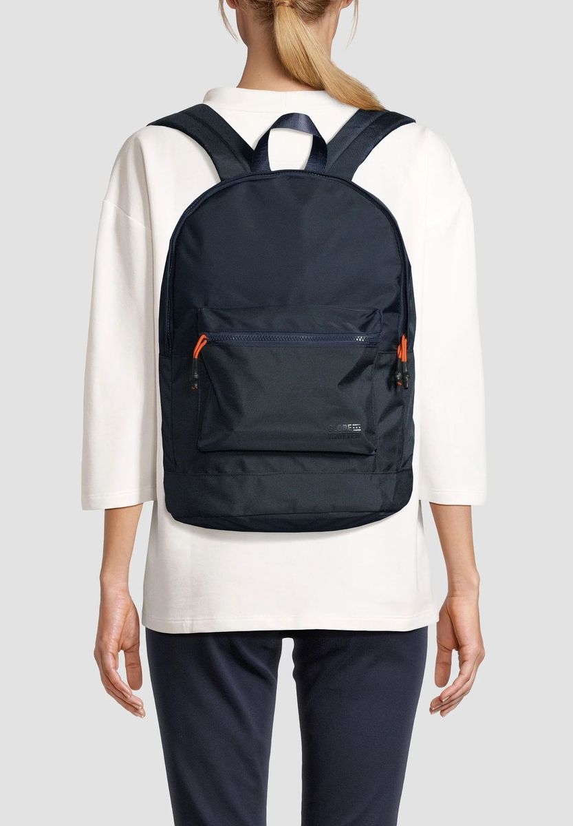 Klassischer Alltagsrucksack mit Reißverschlusstasche