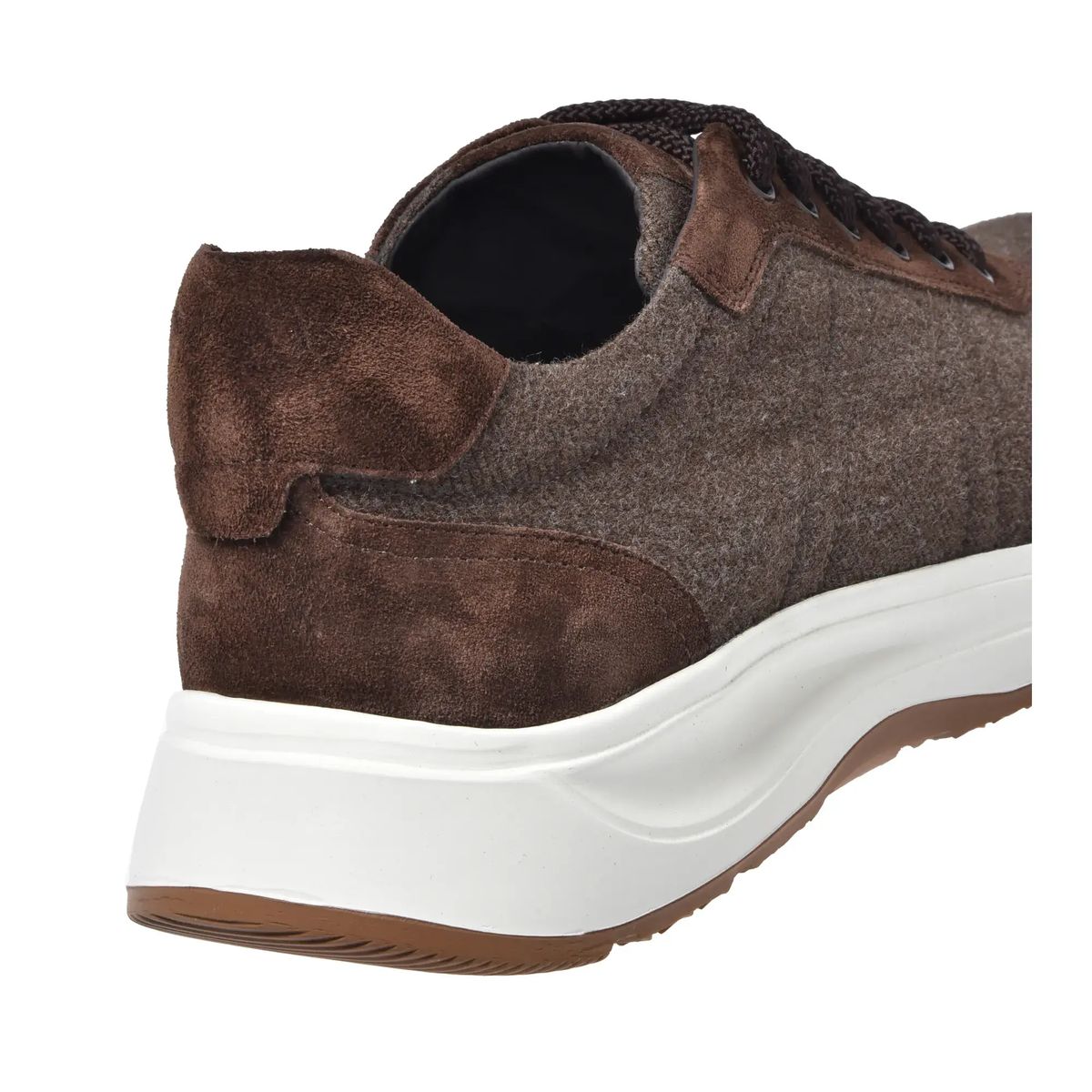 Braune Sneakers aus Wildleder und Fischgrätenmuster