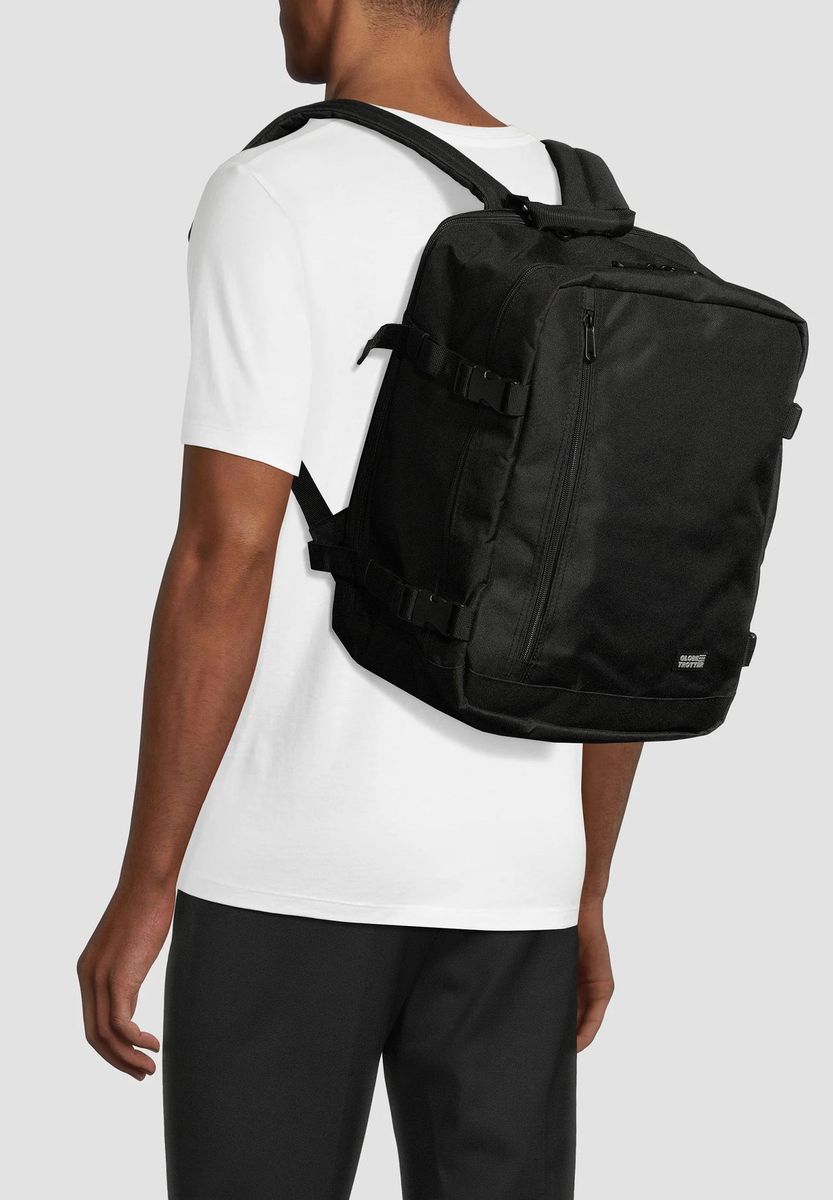 Klassischer schwarzer Reiserucksack