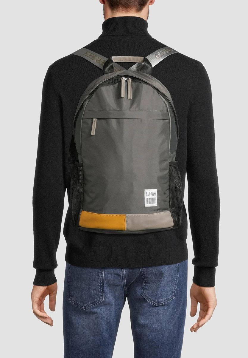 Vielseitiger grauer Rucksack mit Taschen