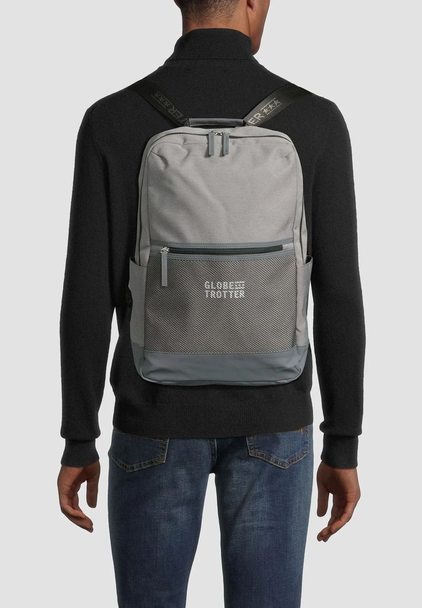 Vielseitiger grauer Rucksack mit Taschen