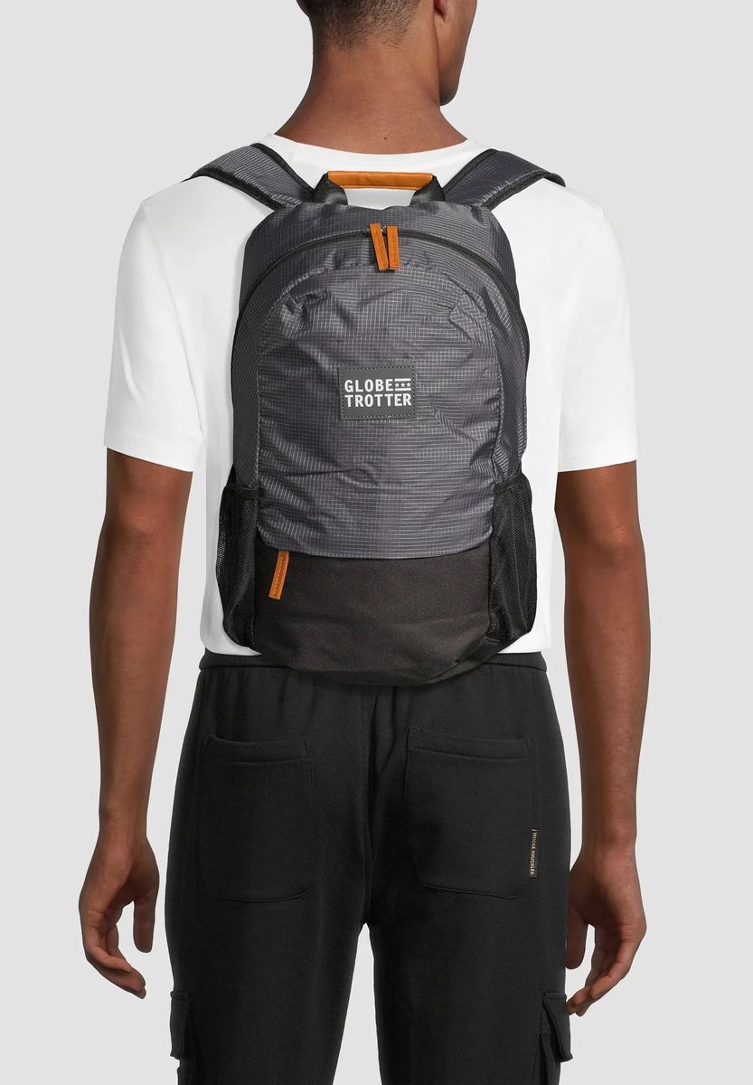 Vielseitiger grauer Rucksack mit Taschen