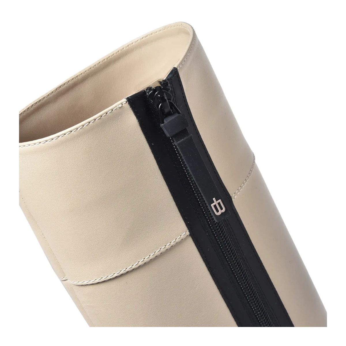 Moderne kniehohe Stiefel mit Profilsohle