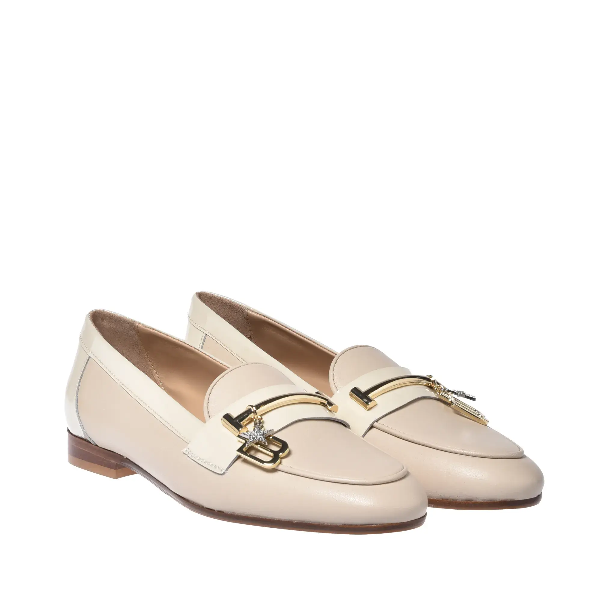 Cremefarbener Lederloafer mit Charm-Detail