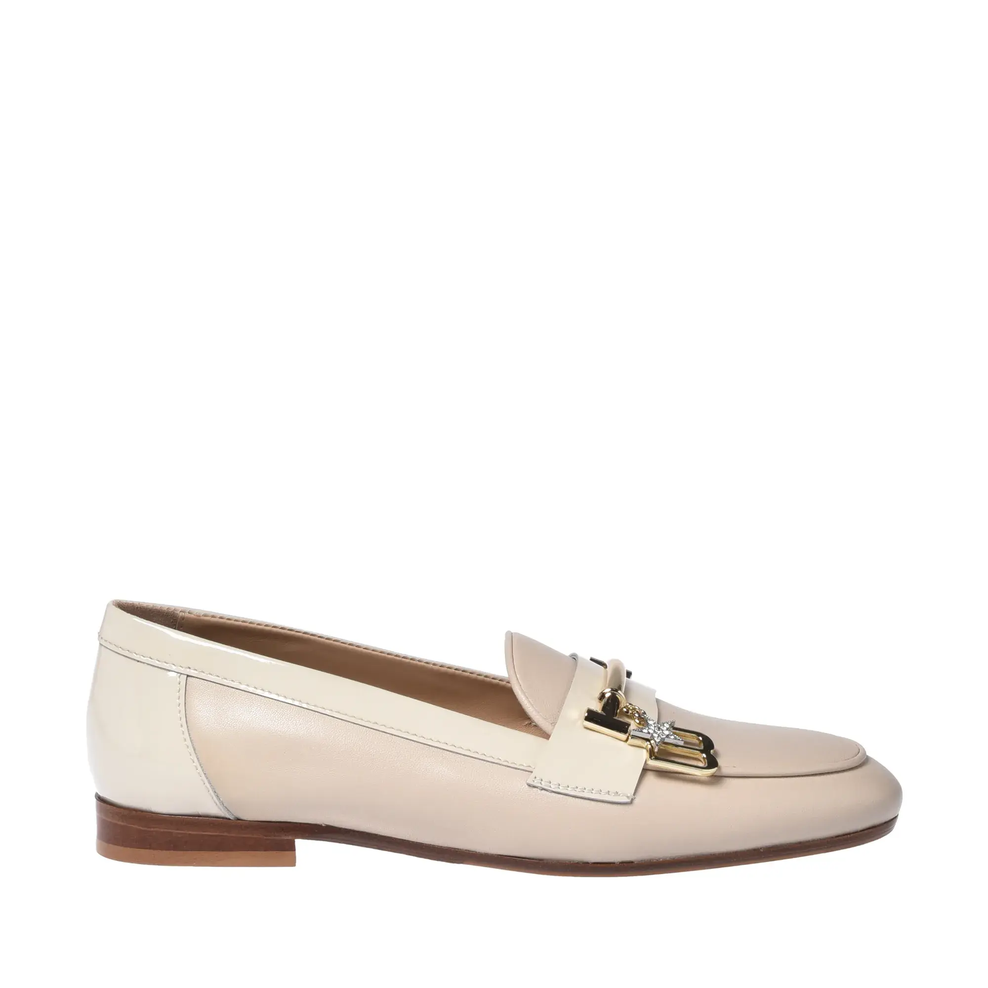 Cremefarbener Lederloafer mit Charm-Detail